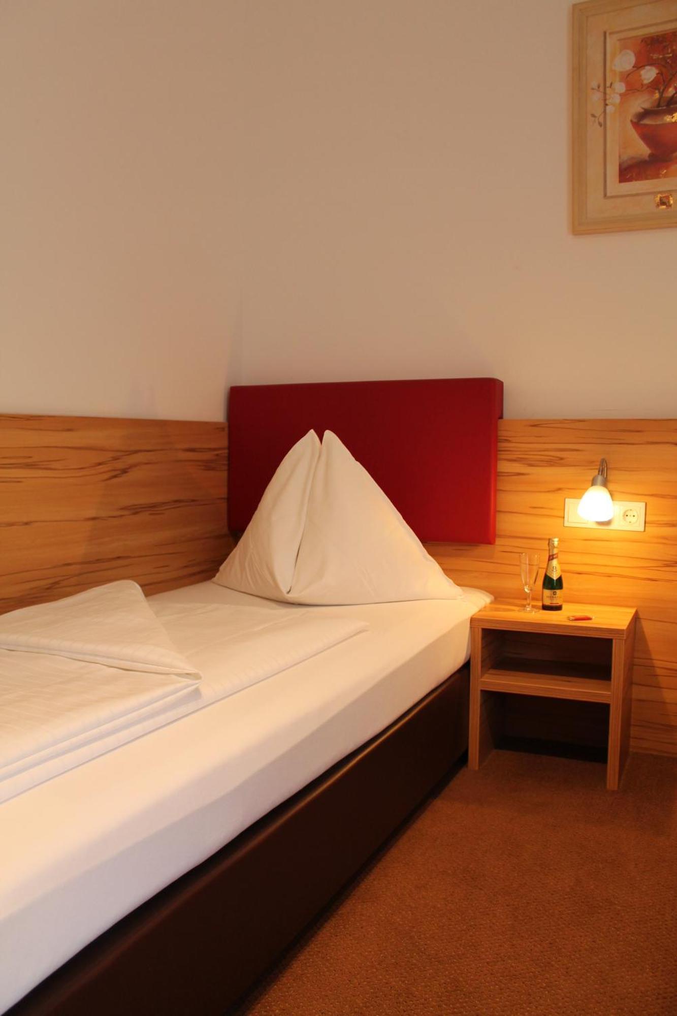 Hotel Restaurant Schwartz Neusiedl am Steinfelde Quarto foto